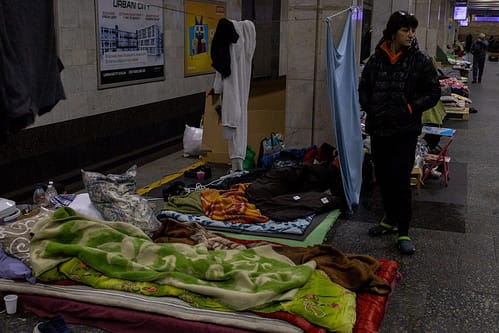 Cientos de personas viven en el metro de la ciudad de kharkiv a causa de la guerra