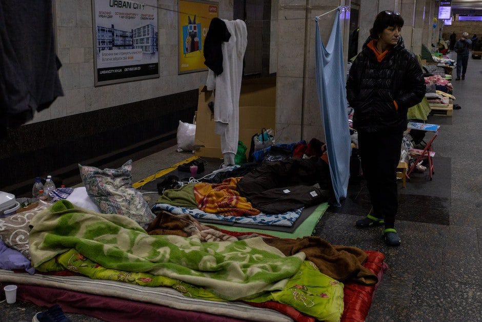 Cientos de personas viven en el metro de la ciudad de kharkiv a causa de la guerra